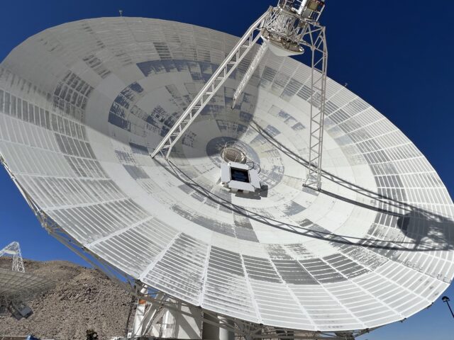 DSN's Experimental Hybrid Antenna Tracks DSOC's Laser Downlink