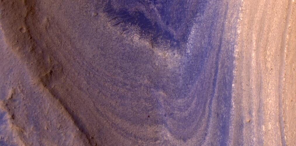 HiRISE Spots Curiosity Driving Toward Upper Gediz Vallis