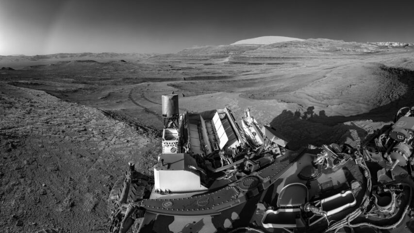 Curiosity Captures Mars Landscape While Talking to an Orbiter